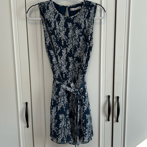 Abercrombie & Fitch Dresses & Skirts - Abercrombie & Fitch micropleated sleeveless dress S pleated like new blue gray